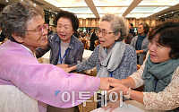 [포토] 2차 남북이산가족 상봉, 다시모인 자매들