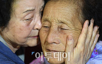 [포토] 이산가족 상봉단, 작별의 아쉬움
