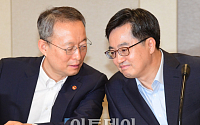 [포토] 대화하는 김동연 부총리, 백운규 장관