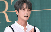 [BZ포토] 신화 신혜성, '시크한 손하트'