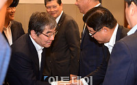 [포토] 악수하는 윤석헌 금감원장