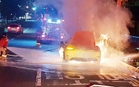 BMW '320i'이어 포르쉐 '718박스터S'도 화재…경찰 &quot;엔진 발화 추정&quot;