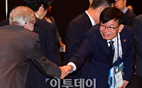 [포토] 서울국제경쟁포럼, 참석자들과 악수하는 김상조