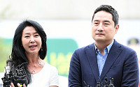 [BZ포토] '이재명 스캔들' 여유롭게 입장 전하는 김부선과 강용석