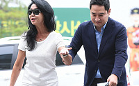 [BZ포토] 강용석, '김부선 포토라인으로 에스코트'