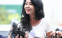 [BZ포토] 김부선, 경찰 출석에서도 빛나는 패션 감각