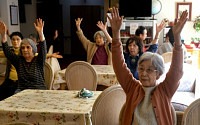 ‘초고령화’ 일본, 70세 비중 사상 첫 20% 넘어…아베, 연금 개혁 추진