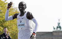 케냐 킵초게, 남자마라톤 세계 신기록 경신…2시간 1분 39초