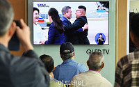 [포토] 포옹하는 문재인 대통령-김정은 국무위원장