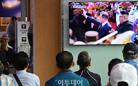 [포토] 북한 주민 환영 받는 문재인 대통령과 김정은 위원장