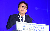 [포토] 2018 대한민국 여성 금융인 국제 콘퍼런스, 축사하는 민병두 정무위원장