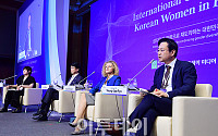 [포토] 여성 금융인 국제 콘퍼런스, 패널토론하는 류영재 대표