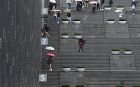 [포토] 비오는 교정 걷는 학생들