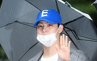 [BZ포토] 갓세븐 JB, 우산까지 깔맞춤