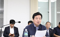 홍종학 중기부 장관, 서울역에서 귀성객들 상대로 전통시장 방문 호소