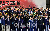 [포토] 70주년 국군의 날 기념식, 경례하는 문재인 대통령