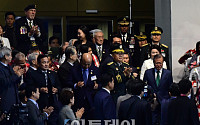 [포토] 70주년 국군의 날 기념식, 참전용사와 입장하는 문재인 대통령