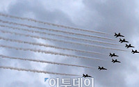 [포토] 70주년 국군의 날 기념식, 서울 상공 가르는 블랙이글스