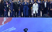 [포토] 장병들 향해 박수치는 문재인 대통령