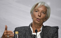 라가르드 IMF 총재의 경고…“세계 경제전망 어두워지고 있어”
