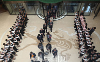 [포토] 북측 환영받는 민족통일대회 참석자들