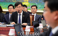 [포토] 2018 국감, 의원 질의에 답하는 김상조