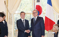 문 대통령 “프랑스, 북한 비핵화 조치 빨리할 수 있도록 동력돼 달라”