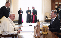 문 대통령-프란치스코 교황 55분간 면담