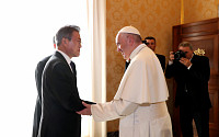 프란치스코 교황, 문 대통령과 첫인사…“만나 뵙게 돼 반갑습니다&quot;