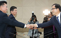 [포토] 회담 전 악수하는 박종호-김성준 수석대표