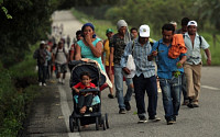 트럼프, 중미 이민자 행렬 막으려 국경폐쇄·반이민 행정명령 검토