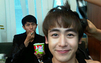 2PM'닉쿤', 임슬옹에게 아이스크림 뺏기고 아기미소?