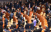 [포토] 자유한국당 의석으로 향하는 문재인 대통령