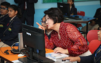 김정숙 여사, 인도 뉴델리 ASN학교 방문해 IT 교육용 기기 시연 참관