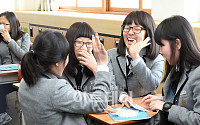 [포토]고교 배정 통지서 배부, 기뻐하는 학생들