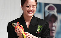 [BZ포토] 권소현, '여우조연상' 트로피 들고 행복한 미소