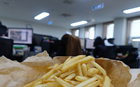 [쪼잔한 실험실] 롯데리아·맥도날드·버거킹·KFC 감자튀김 가성비 보고서…하나하나 다 세봤다!