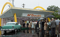 [무비이코노미] 맥도날드 탄생 비화 '파운더'…햄버거 가게가 부동산 기업이 되기까지