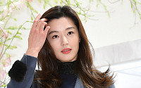 [BZ포토] 전지현, 전매특허 '청순하게 머리카락 넘기기'