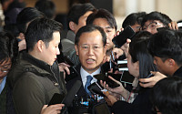 '사법농단 의혹' 박병대 전 대법관, 14시간 조사 후 귀가