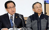 [포토] 유영민 과기정통부 장관 발언 듣는 황창규 KT 회장