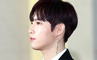 [BZ포토] 워너원 김재환, 눈에 띄는 레터링 타투