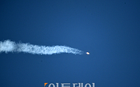 [포토] 하늘과 하나가 된 누리호 시험 발사체