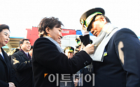 [포토] 기관사 목도리 둘러주는 김현미 장관