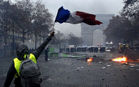 프랑스 ‘노란조끼’ 시위대 3주째 강력 시위 이어가