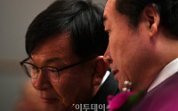 [포토] 대화하는 이낙연 총리-김상조 공정위원장