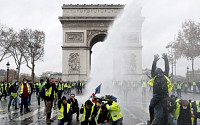 프랑스 ‘노란조끼 시위’ 폭력사태로 번져…마크롱 긴급회의 소집