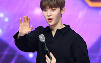 [BZ포토] 워너원 황민현, 따뜻한 손인사 '귀여운 표정은 덤'