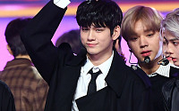 [BZ포토] 워너원 옹성우, '머리 위 하트하트'