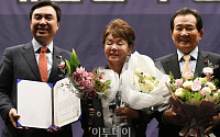 [포토] 정세균 전 국회의장, 윤관석 의원과 기념촬영 하는 김수미